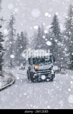 Treibgastankwagen auf einer Bergstraße bei Schneefall Stockfoto