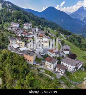 Italien, Venetien, Provinz Belluno, erhöhte Aussicht auf Arina, kleines Dorf in der Gemeinde Lamon Stockfoto