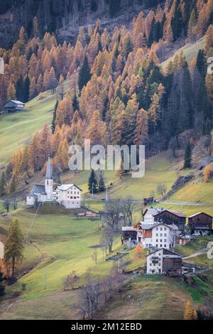 Italien, Venetien, Provinz Belluno, Livinallongo del Col di Lana. Das Dorf Ornella mit Häusern und kleiner alpiner Kirche, Dolomiten Stockfoto