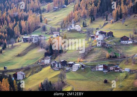 Italien, Venetien, Provinz Belluno, Livinallongo del Col di Lana. Das Dorf Ornella mit Häusern und kleiner alpiner Kirche, Dolomiten Stockfoto