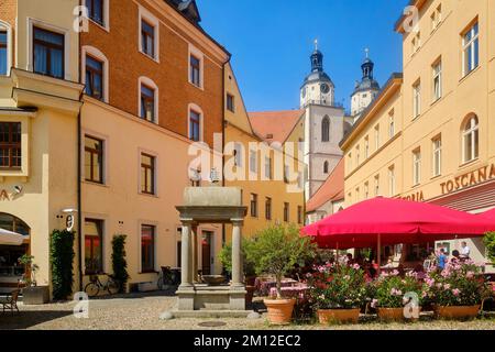 Holzmarkt mit Röhrenbrunnen und Stadtkirche St. Marien in der Lutherstadt Wittenberg, Sachsen-Anhalt, Deutschland; Europa Stockfoto