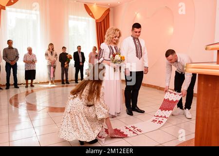 Ivano-Frankivsk, Ukraine 25. Mai 2021: Hochzeit in einer staatlichen Institution, ukrainische staatliche Institution für das Hochzeitsregister. Stockfoto