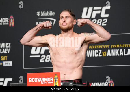 Las Vegas, USA. 09.. Dezember 2022. 9. Dezember 2022, Las Vegas, NV, LAS VEGAS, NEVADA, Vereinigte Staaten: LAS VEGAS, NV - Dezember 9: Darren Till Treffer auf der Waage für das offizielle Wiegen bei UFC Apex für UFC 282 -Blachowicz vs Ankalaev : Offizielle Wiegevorgänge am 9. Dezember 2022 in Las Vegas, NV, Vereinigte Staaten. (Kreditbild: © Louis Grasse/PX Imagens via ZUMA Press Wire) Kredit: ZUMA Press, Inc./Alamy Live News Stockfoto