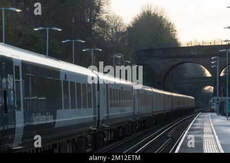 Winchester, Vereinigtes Königreich, 9. Dezember 2022: South Western Railway Züge am Bahnhof Winchester, wo Hinweisschilder vor bevorstehenden Streiks der RMT-Gewerkschaft warnen, die Fahrer und Wartungspersonal vertritt. Die Streiks von Mitte Dezember und während der Weihnachtszeit betreffen einen Streit über Löhne, Renten und Arbeitsbedingungen. Anna Watson/Alamy Live News Stockfoto