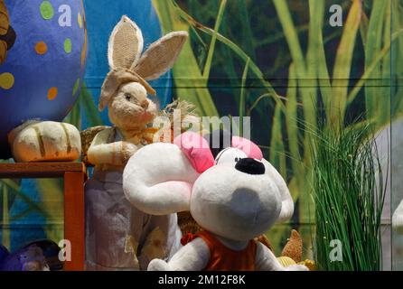 MARIBOR, Slowenien - 10. April 2022: Hasenpuppen in einem Schaufenster Stockfoto