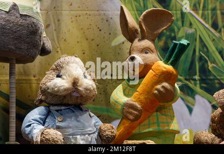 MARIBOR, Slowenien - 10. April 2022: Hasenpuppen in einem Schaufenster Stockfoto