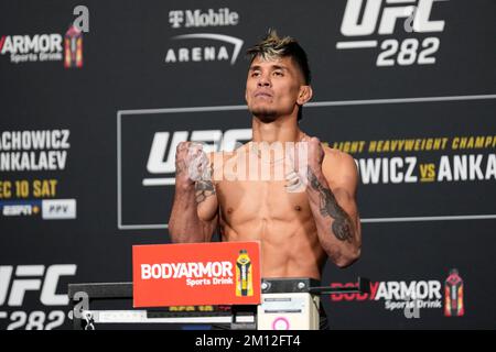 Las Vegas, USA. 09.. Dezember 2022. 9. Dezember 2022, Las Vegas, NV, LAS VEGAS, NEVADA, Vereinigte Staaten: LAS VEGAS, NV - Dezember 9: TJ Brown betritt die Waage für das offizielle Wiegen beim UFC Apex für UFC 282 -Blachowicz vs. Ankalaev : Offizielle Wiegevorgänge am 9. Dezember 2022 in Las Vegas, NV, USA. (Kreditbild: © Louis Grasse/PX Imagens via ZUMA Press Wire) Kredit: ZUMA Press, Inc./Alamy Live News Stockfoto