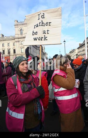 London, Großbritannien. 9.. Dezember 2022 Tausende Mitglieder der Communications Workers Union und Royal Mail Workers streiten um Lohn, Jobs und Bedingungen. Wir fordern Simon Thompson zur Kundgebung am Partliament Square auf. Kredit: Siehe Li/Picture Capital/Alamy Live News Stockfoto