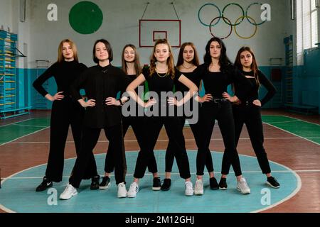 Ivano-Frankivsk, Ukraine 15. Mai 2021: Gruppenfoto von Mädchen in Klassenkameraden im Fitnessstudio, Mädchen in schwarzen Kleidern stehen in zwei Reihen. Stockfoto