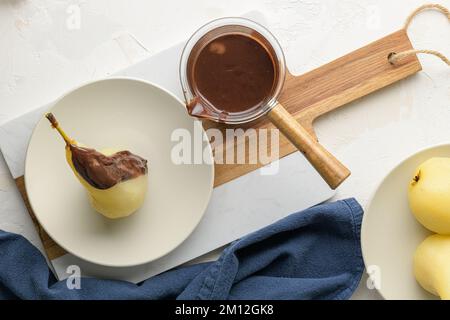 Poire Belle Helene: Französisches Dessert aus pochierten Birnen, serviert mit Schokoladenganache. Stockfoto