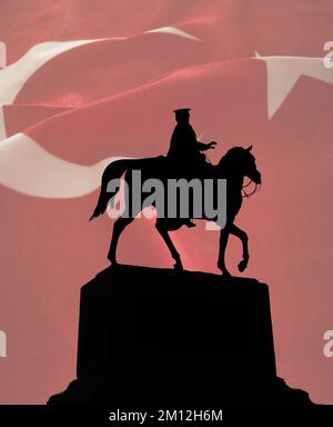 Türkische Flagge mit Denkmal von Mustafa Kemal Atatürk Stockfoto