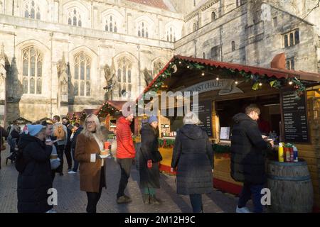 Das Wetter in Großbritannien, 9. Dezember 2022: Nach einem frostigen Nebel am Morgen und Nacht ermunterten blauer Himmel und Sonnenschein in Winchester die Käufer, den Weihnachtsmarkt für festliche Geschenke, Speisen und Getränke zu besuchen. Anna Watson/Alamy Live News Stockfoto