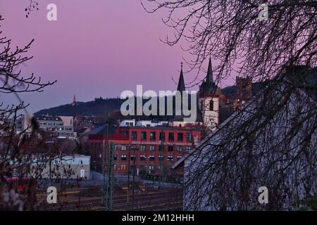 Bingen am Rhein, Deutschland - 10. Januar 2021: Schöne Himmelsfarbe über Gebäuden in Bingen am Rhein an einem Winterabend in Deutschland. Stockfoto