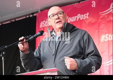 London, Großbritannien. 9.. Dezember 2022 Sprecher Dave ward ist Generalsekretär der Union der Kommunikationsarbeiter bei Royal Mail Workers, die sich um Löhne, Arbeitsplätze und Bedingungen streiken. Wir fordern Simon Thompson zur Kundgebung am Partliament Square auf. Kredit: Siehe Li/Picture Capital/Alamy Live News Stockfoto