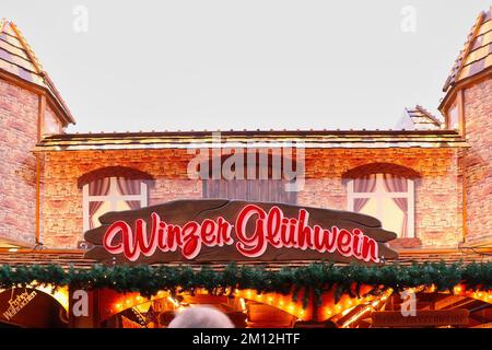 Hanau, Deutschland - 15. Dezember 2019: Gluhwein-Schild über einem Stand, an dem heißer Wein auf einem Weihnachtsmarkt in Hanau verkauft wird. Stockfoto