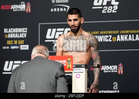 Las Vegas, USA. 09.. Dezember 2022. 9. Dezember 2022, Las Vegas, NV, LAS VEGAS, NEVADA, Vereinigte Staaten: LAS VEGAS, NV - Dezember 9: Ilia Topuria betritt die Waage für das offizielle Wiegen bei UFC Apex für UFC 282 -Blachowicz vs Ankalaev : Offizielle Wiegevorgänge am 9. Dezember 2022 in Las Vegas, NV, Vereinigte Staaten. (Kreditbild: © Louis Grasse/PX Imagens via ZUMA Press Wire) Kredit: ZUMA Press, Inc./Alamy Live News Stockfoto