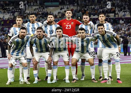 Al Daayen, Katar. 09.. Dezember 2022. AL DAAYEN - Back row (lr) Lisandro Martinez aus Argentinien, Cristian Romero aus Argentinien, Nicolas Otamendi aus Argentinien, Argentinien Torwart Damian Martinez , Alexis Mac Allister aus Argentinien, Nahuel Molina aus Argentinien.Front row (lr) Lionel Messi aus Argentinien, Rodrigo De Paul aus Argentinien, Julian Alvarez aus Argentinien, Marcos Acuna aus Argentinien, Enzo Fernandez aus Argentinien während des Viertelfinalspiels der FIFA-Weltmeisterschaft Katar 2022 zwischen den Niederlanden und Argentinien am 9. Dezember 2022 im Lusail Stadium in Al Daayen, Katar. ANP MAURICE VAN STEEN niederlande raus Stockfoto