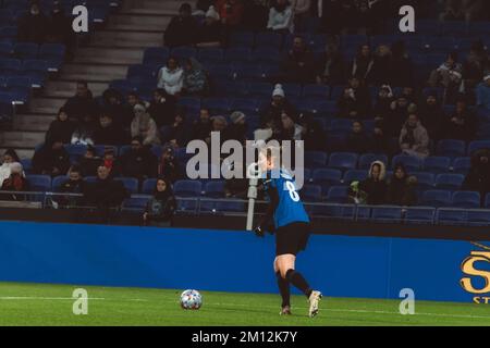 Lyon, Frankreich. 07.. Dezember 2022. Décines-Chapieu, Frankreich, Dezember 7. 2022: Julia Stierli (8) aus Zürich in Aktion während des Spiels der UEFA Women's Champions League zwischen Olympique Lyonnais und FC Zürich Frauen im Groupama-Stadion in Décines-Charpieu, Frankreich. (Pauline Figuet/SPP) Guthaben: SPP Sport Press Photo. Alamy Live News Stockfoto