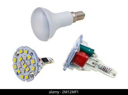 Elektrische LED-Glühlampe mit elektronischen Bauteilen im Inneren isoliert auf weißem Hintergrund. Haushaltslampe, Kondensator, Widerstand und Dioden auf der Kühlplatine. Stockfoto