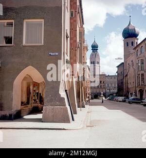 Hl. Geist-Straße mit Turm der Gemeindekirche St. Nikolaus und die Heilig-Geist-Kirche, Rosenheim, Oberbayern, Bayern, Deutschland, Foto vorne Stockfoto