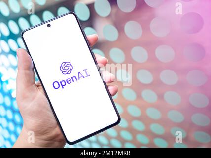 OpenAI-Logo auf dem Display des Telefons, farbenfroher Hintergrund mit Kopierbereich. Open AI ist ein Forschungsunternehmen für künstliche Intelligenz. Umfasst Dall-e und ChatGPT. Stockfoto