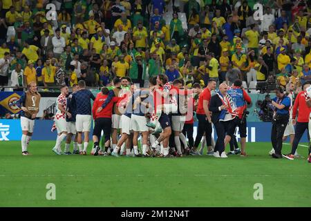 Doha, Katar. 09.. Dezember 2022. 9.. Dezember 2022, Education City Stadium, Doha, QAT, FIFA-Weltmeisterschaft 2022, Viertelfinale, Kroatien gegen Brasilien, auf dem Bild feiert das kroatische Team das Erreichen des Halbfinals. Kredit: dpa Picture Alliance/Alamy Live News Stockfoto
