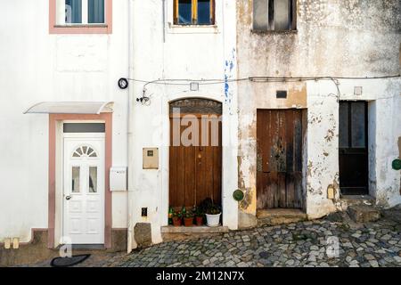 Vier Türen in weiß getünchten Häusern der Monchique, Algarve, Portugal, Europa Stockfoto