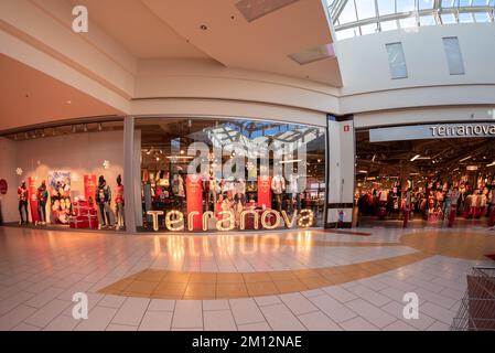 Mondovì, Cuneo, Italien - 07. Dezember 2022: Terranovs Schaufenster mit Weihnachtsmotiven im italienischen Outlet-Einkaufszentrum Mondovicino. Terranova ist ein IT Stockfoto