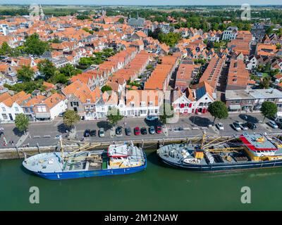 Luftaufnahme, Blick auf die Stadt und Trawler am Kai Nieuwe Haven, Zierikzee, Zeeland, Niederlande Stockfoto