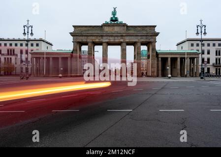 Brandenburger Tor, Lichtspur eines Autos, Berlin, Deutschland Stockfoto