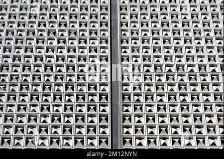 Wabenfassade mit sog. Horten Fliesen, entworfen von Helmut Rhode 1961 (heute Galeria Kaufhof), Kempten, Allgäu, Bayern, Deutschland, Europa Stockfoto