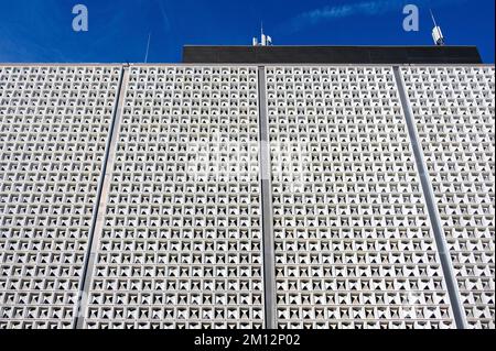 Wabenfassade mit sog. Horten Fliesen, entworfen von Helmut Rhode 1961 (heute Galeria Kaufhof), Kempten, Allgäu, Bayern, Deutschland, Europa Stockfoto