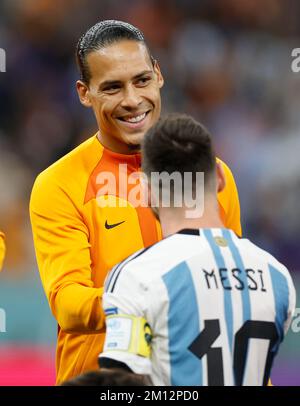 Lusail, Katar. 9.. Dezember 2022. Virgil van Dijk (L) aus den Niederlanden reagiert mit Lionel Messi aus Argentinien vor dem Viertelfinale zwischen den Niederlanden und Argentinien der FIFA-Weltmeisterschaft 2022 im Lusail-Stadion in Lusail, Katar, 9. Dezember 2022. Kredit: Wang Lili/Xinhua/Alamy Live News Stockfoto