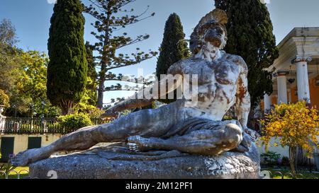 Achilleion, Residenz der Kaiserin Sissi, fertiggestellt im Jahr 1889, Architektur basierend auf griechischer Mythologie, Garten des Achilleion, Marmorstatue des Recli Stockfoto