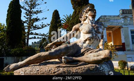 Achilleion, Residenz der Kaiserin Sissi, fertiggestellt im Jahr 1889, Architektur basierend auf griechischer Mythologie, Garten des Achilleion, Marmorstatue des Reclin Stockfoto