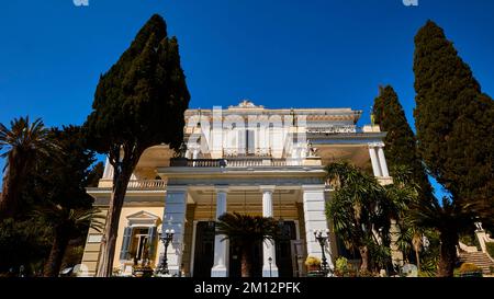 Achilleion, Residenz der Kaiserin Sissi, fertiggestellt im Jahr 1889, Architektur basierend auf griechischer Mythologie, Weitwinkelaufnahme, komplette Vorderseite des Achilleion, Blick auf Stockfoto