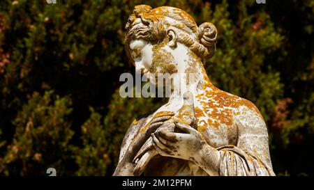 Achilleion, Residenz der Kaiserin Sissi, fertiggestellt im Jahr 1889, Architektur basierend auf griechischer Mythologie, Garten, weibliche Marmorstatue mit Moos überwuchert, BA Stockfoto