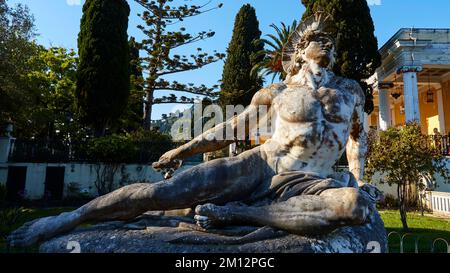 Achilleion, Residenz der Kaiserin Sissi, fertiggestellt im Jahr 1889, Architektur basierend auf griechischer Mythologie, Garten des Achilleion, Marmorstatue des Recli Stockfoto