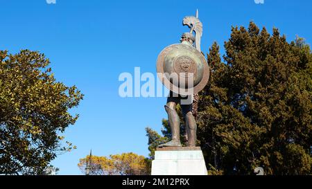 Achilleion, Residenz der Kaiserin Sissi, fertiggestellt im Jahr 1889, Architektur basierend auf griechischer Mythologie, überlebensgroße Bronzestatue des siegreichen Achi Stockfoto