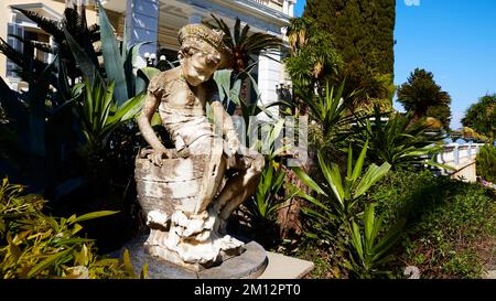 Achilleion, Residenz der Kaiserin Sissi, fertiggestellt im Jahr 1889, Architektur basierend auf griechischer Mythologie, Garten des Achilleion, Marmorstatue eines sitzenden Stockfoto