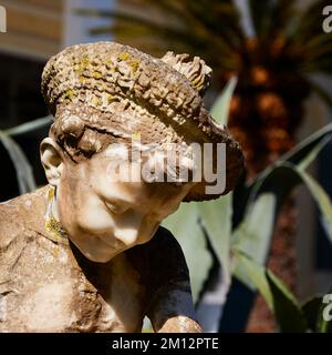 Achilleion, Residenz der Kaiserin Sissi, fertiggestellt im Jahr 1889, Architektur basierend auf griechischer Mythologie, Garten des Achilleion, Marmorstatue eines sitzenden B Stockfoto