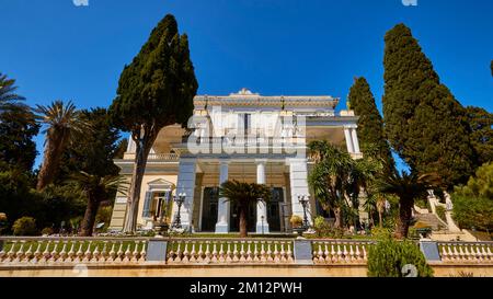 Achilleion, Residenz der Kaiserin Sissi, fertiggestellt im Jahr 1889, Architektur basierend auf griechischer Mythologie, Weitwinkelaufnahme, komplette Vorderseite des Achilleion, vi Stockfoto