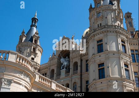 Deutschland, Mecklenburg-Vorpommern, Landeshauptstadt Schwerin, Schloss Schwerin, Burgfassade mit Reiterstatue Fuerst Niklot I. Stockfoto