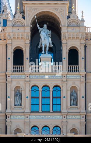 Deutschland, Mecklenburg-Vorpommern, Landeshauptstadt Schwerin, Schloss Schwerin, Burgfassade mit Reiterstatue Fuerst Niklot I. Stockfoto