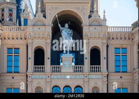 Deutschland, Mecklenburg-Vorpommern, Landeshauptstadt Schwerin, Schloss Schwerin, Burgfassade mit Reiterstatue Fuerst Niklot I. Stockfoto