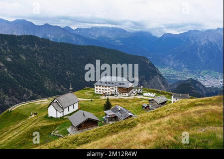 Neogotische Kapelle auf Lüsgen und historisches Hotel, Belalp, Kanton Valais, Schweiz, Europa Stockfoto