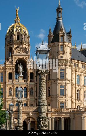 Deutschland, Mecklenburg-Vorpommern, Landeshauptstadt Schwerin, Schloss Schwerin, Burgfassade mit Reiterstatue Fuerst Niklot I. Stockfoto