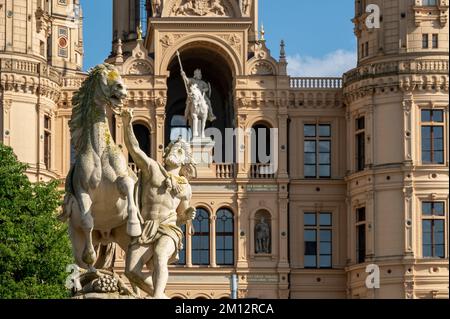 Deutschland, Mecklenburg-Vorpommern, Landeshauptstadt Schwerin, Schloss Schwerin, Burgfassade mit Reiterstatue Fuerst Niklot I. Stockfoto