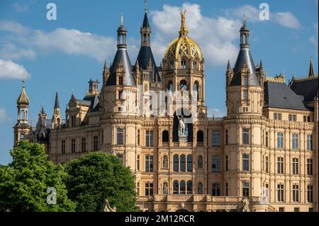 Deutschland, Mecklenburg-Vorpommern, Landeshauptstadt Schwerin, Schloss Schwerin, Burgfassade mit Reiterstatue Fuerst Niklot I. Stockfoto