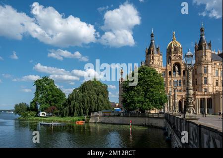 Deutschland, Mecklenburg-Vorpommern, Landeshauptstadt Schwerin, Schloss Schwerin, Burgfassade mit Reiterstatue Fuerst Niklot I. Stockfoto